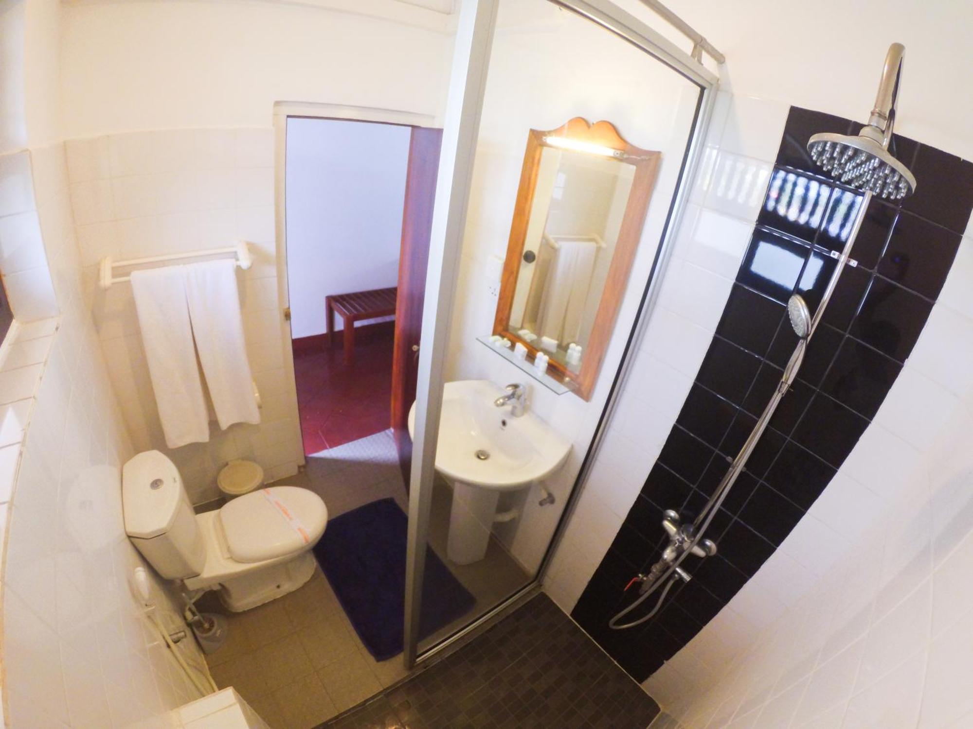 אונה ואטונה Sri Gemunu Beach Resort חדר תמונה